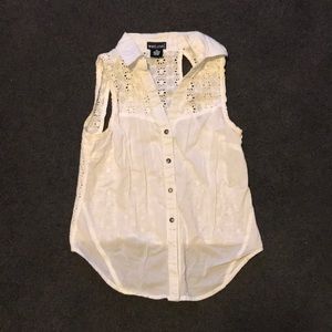 Wet seal White Eyelet cut top